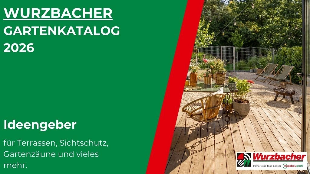 Sonnige Terrasse mit Holzboden, modernen Gartenm&ouml;beln und &uuml;ppiger Bepflanzung, im Vordergrund eine offene Glas-Schiebet&uuml;r. Perfekt f&uuml;r Inspiration zu Terrassen, Sichtschutz und Gartenz&auml;unen.