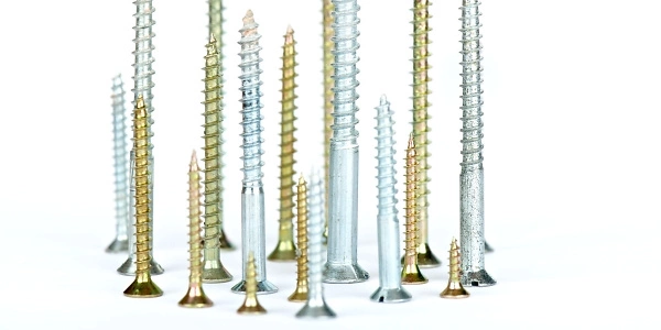 Verschiedene Schrauben in unterschiedlichen Größen und Farben, darunter silberne und goldene. Sie sind aufrecht auf einem weißen Hintergrund angeordnet, was ihre Details und Gewinde betont. Perfekt für Bau- und Heimwerkerprojekte.