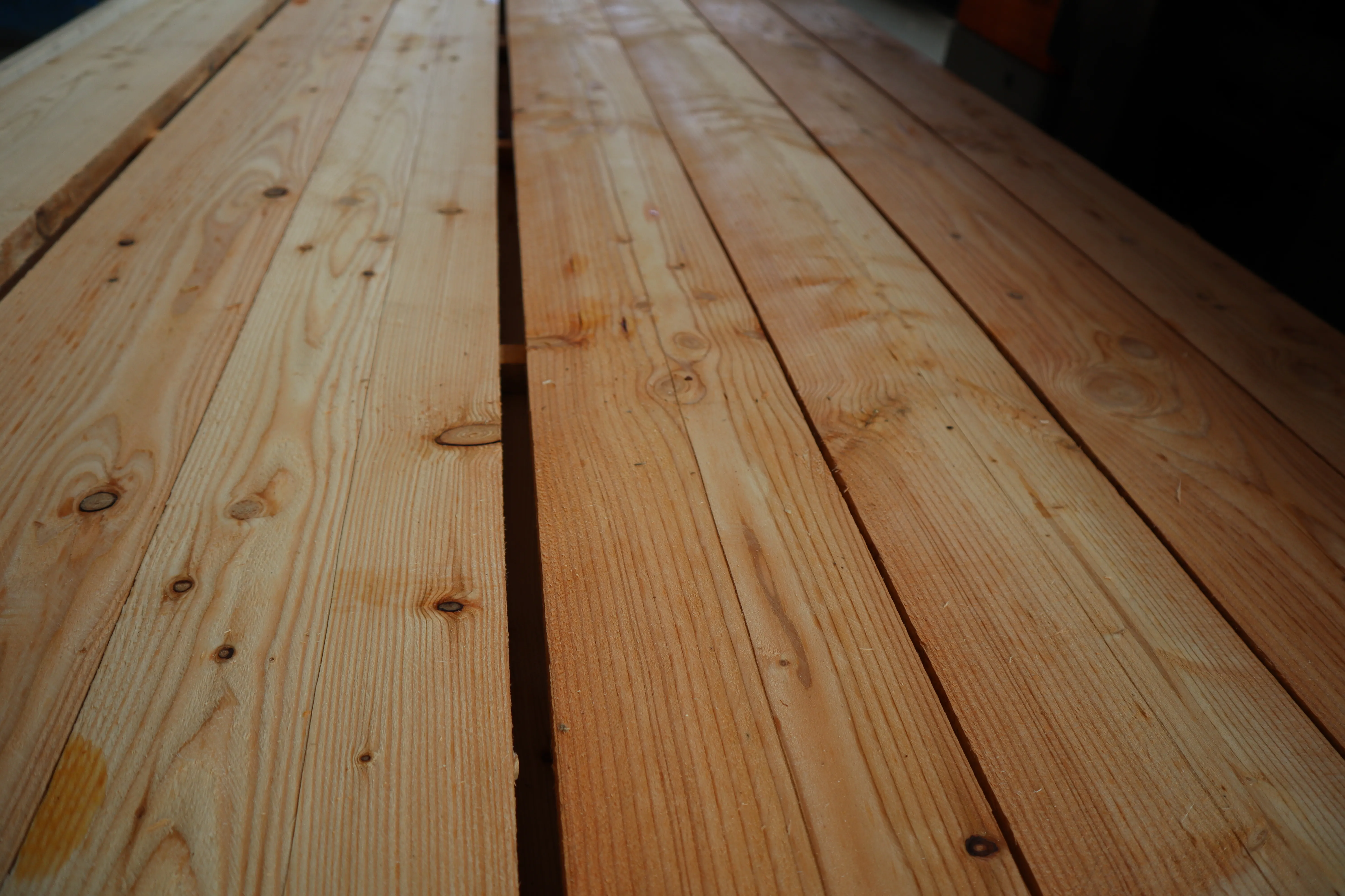 \\Ad.wurzbacher.de\systems\Allgeier\ShopBilder\Holzbau\Eigenaufnahmen\Rohhobler Lärche 24x140 (4).JPG