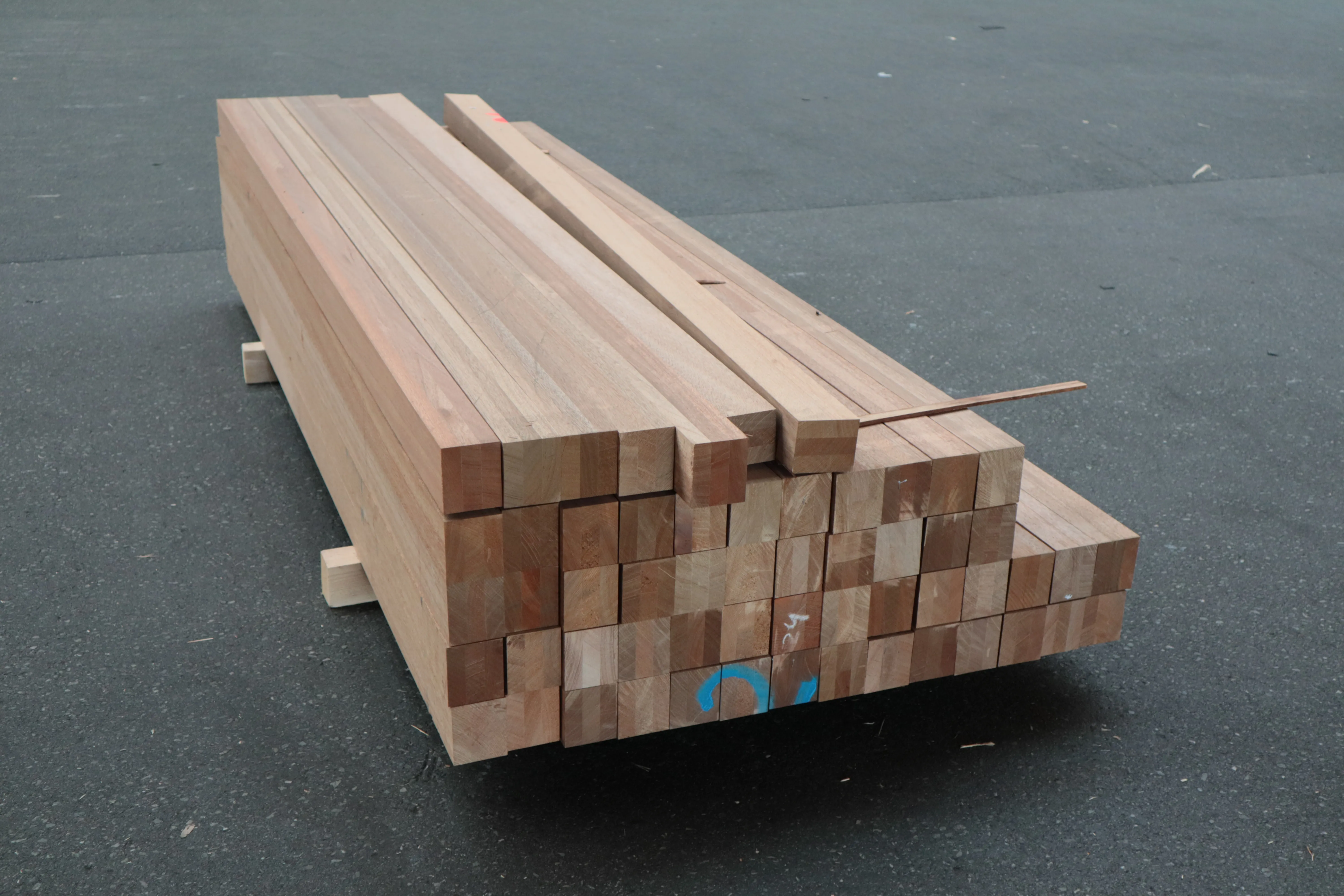 \\Ad.wurzbacher.de\systems\Allgeier\ShopBilder\Holz- und Plattenwerkstoffe\T&uuml;r- & Fensterkanteln EA\72x86mm Fensterkantel Meranti 240cm\IMG_2564.JPG