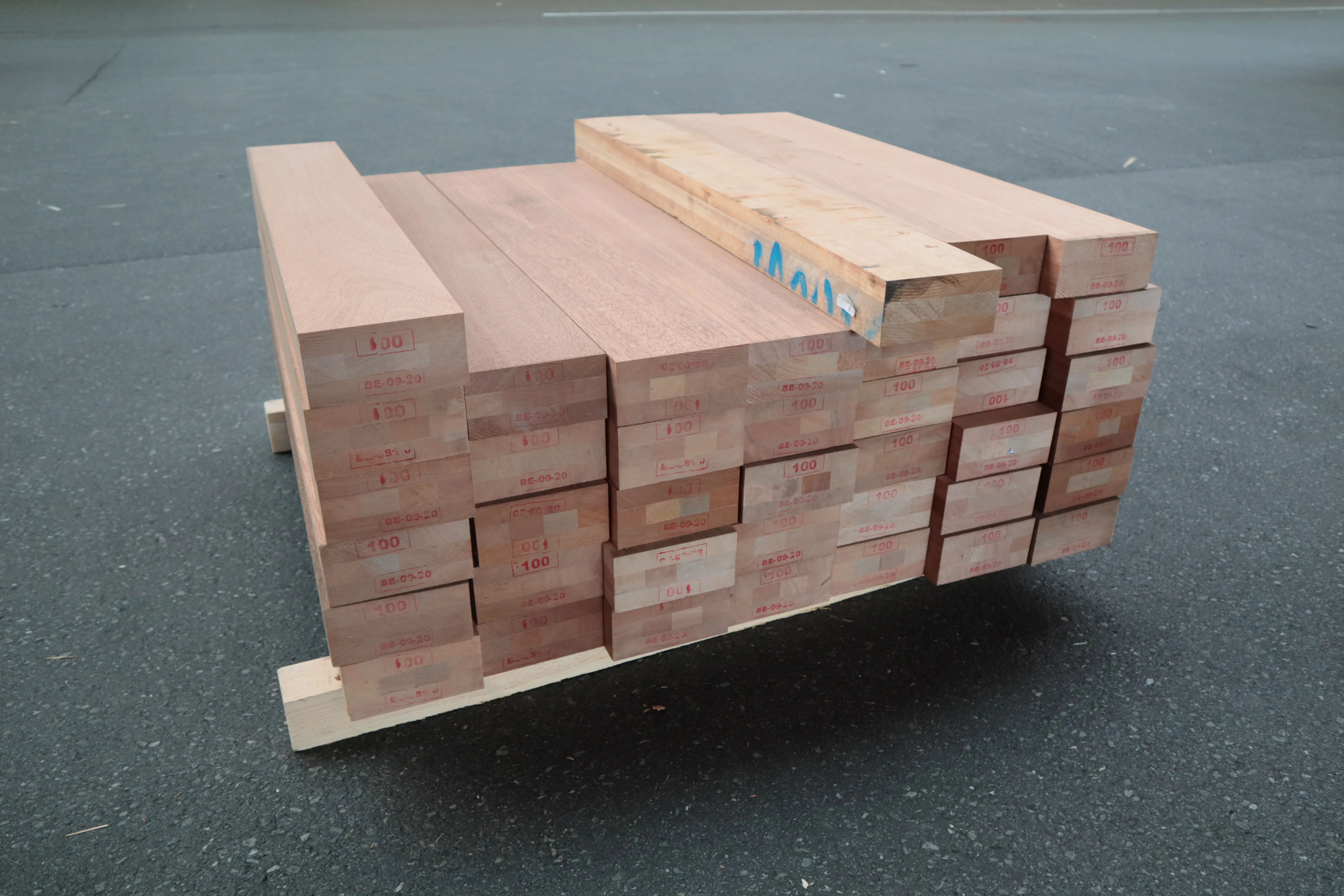 \\Ad.wurzbacher.de\systems\Allgeier\ShopBilder\Holz- und Plattenwerkstoffe\Tür- & Fensterkanteln EA\72x145mm Türkantel Meranti 100cm\IMG_2566.JPG