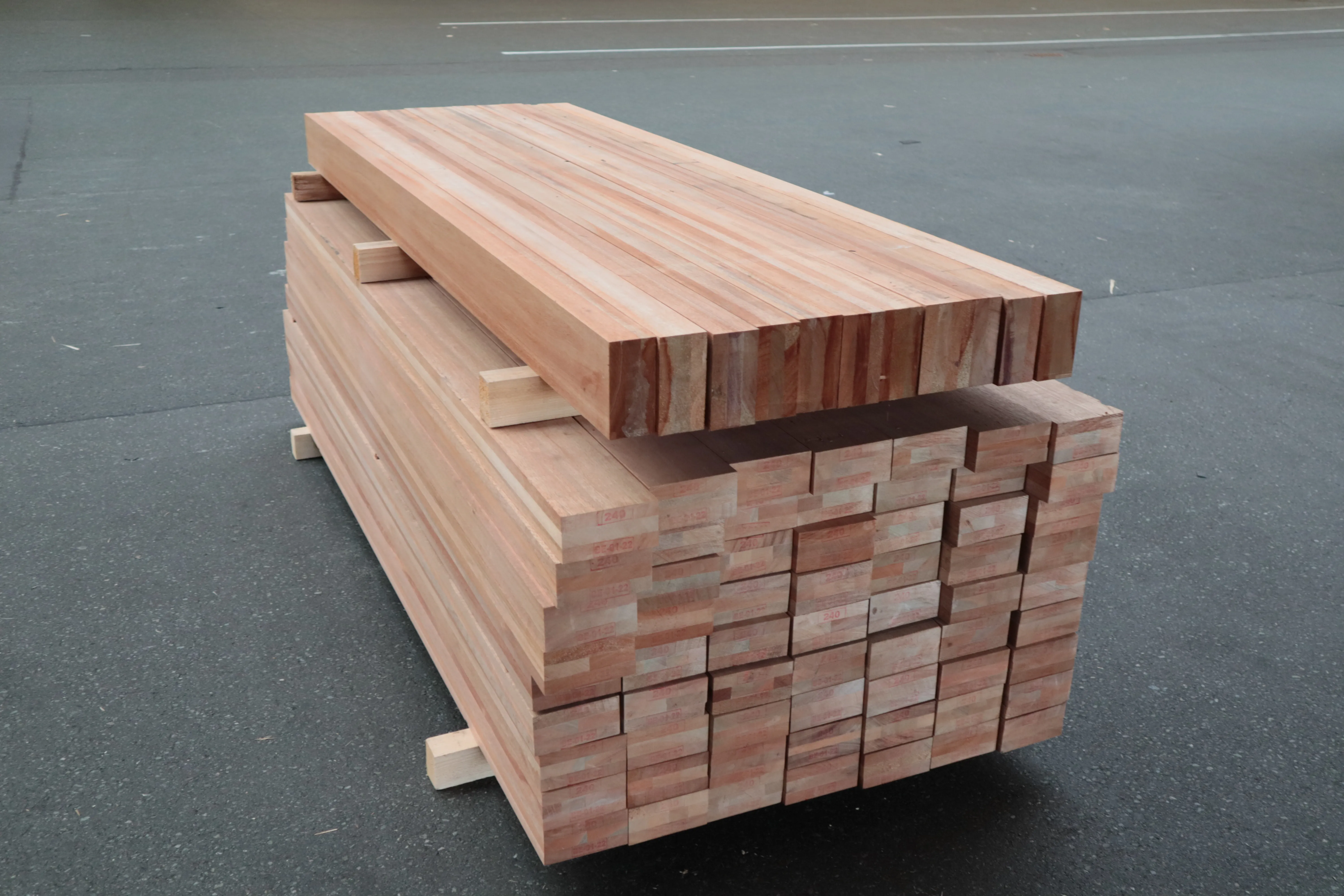 \\Ad.wurzbacher.de\systems\Allgeier\ShopBilder\Holz- und Plattenwerkstoffe\T&uuml;r- & Fensterkanteln EA\72x145mm T&uuml;rkantel Meranti 240cm\IMG_2568.JPG