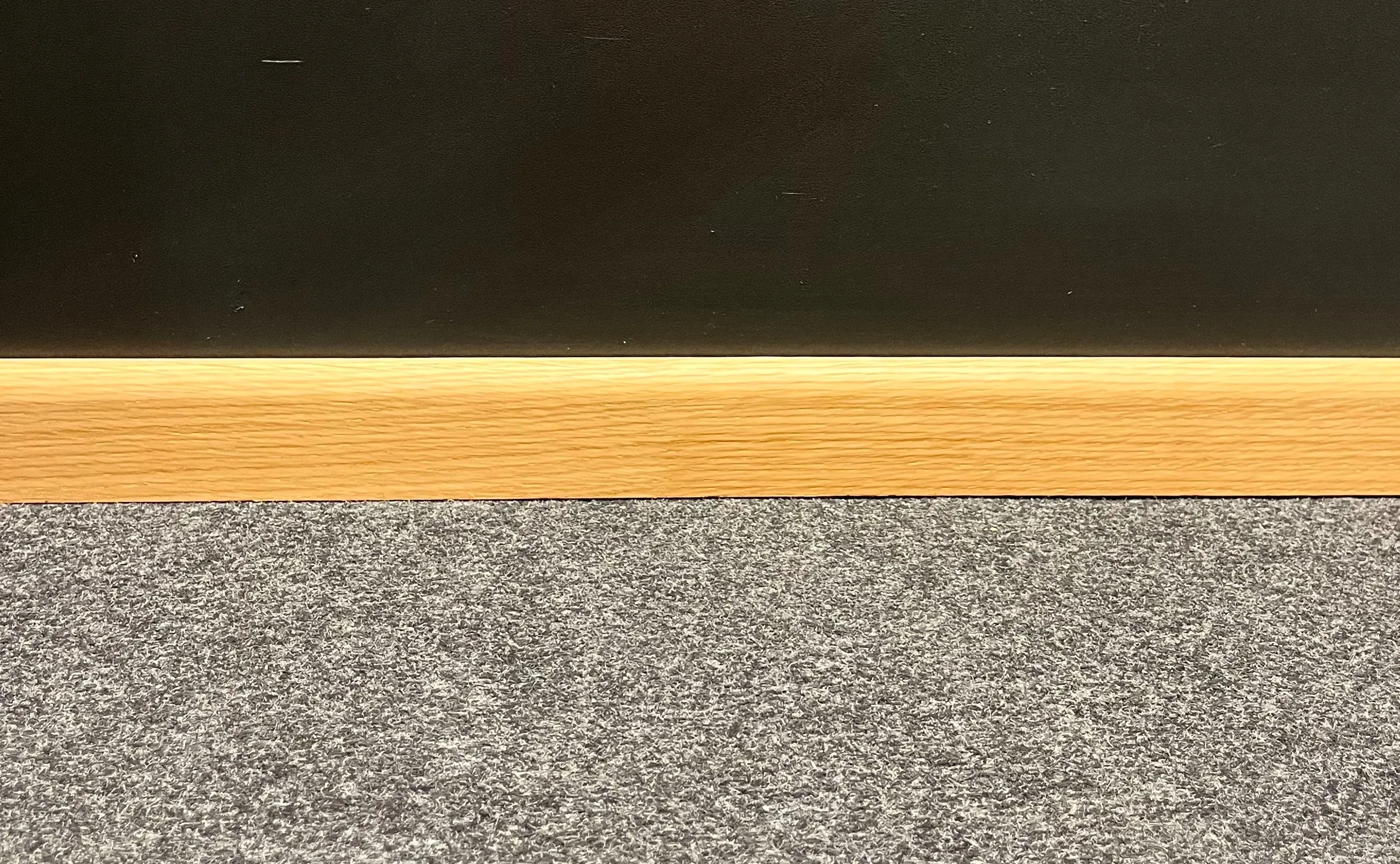 \\Ad.wurzbacher.de\systems\Allgeier\Shopbilder\Boden_Wand_Decke\K&auml;hrs\Sockelleiste Eiche Camino.jpg