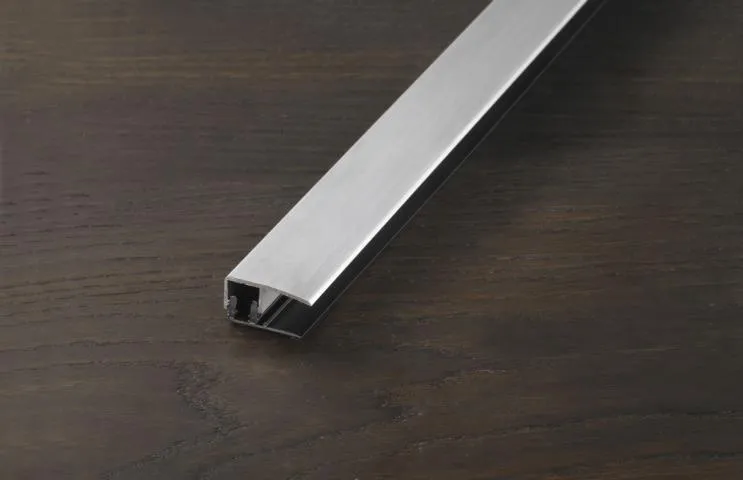 \\Ad.wurzbacher.de\systems\Allgeier\ShopBilder\Boden_Wand_Decke\Proline\aktuell verwendet\PROVARIOclip Uni Abschluss Höhe 7-18mm_Alu glatt, gebürstet, eloxiert Silber.JPG