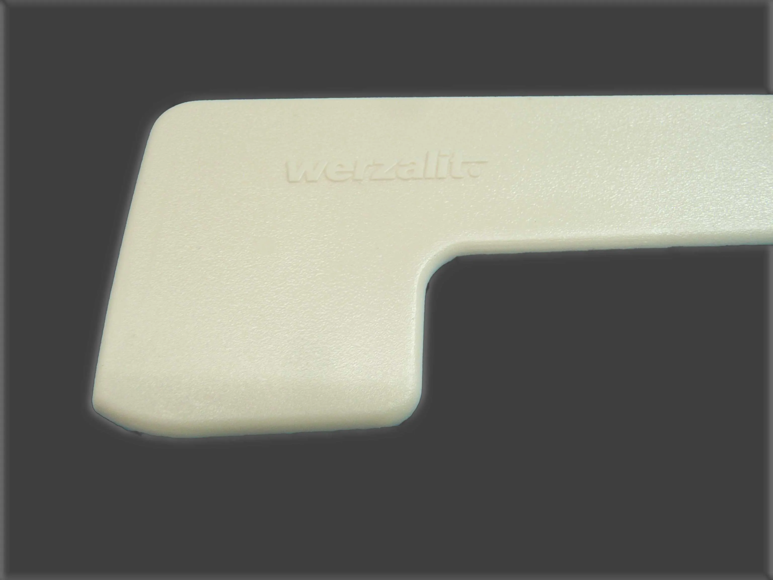 \\Ad.wurzbacher.de\systems\Allgeier\ShopBilder\Holz- und Plattenwerkstoffe\Werzalit\Fensterbank Abschlußkappe mit Nase Werzalit.jpg