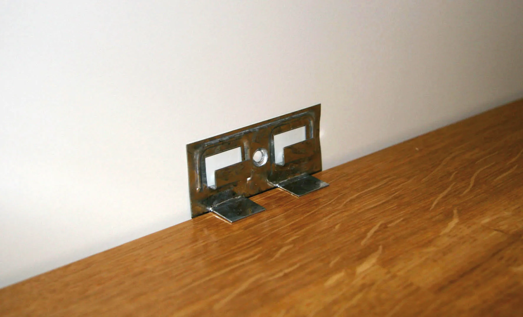 \\Ad.wurzbacher.de\systems\Allgeier\ShopBilder\Boden_Wand_Decke\K&auml;hrs\Clip f++r Furniersockelleisten.jpg