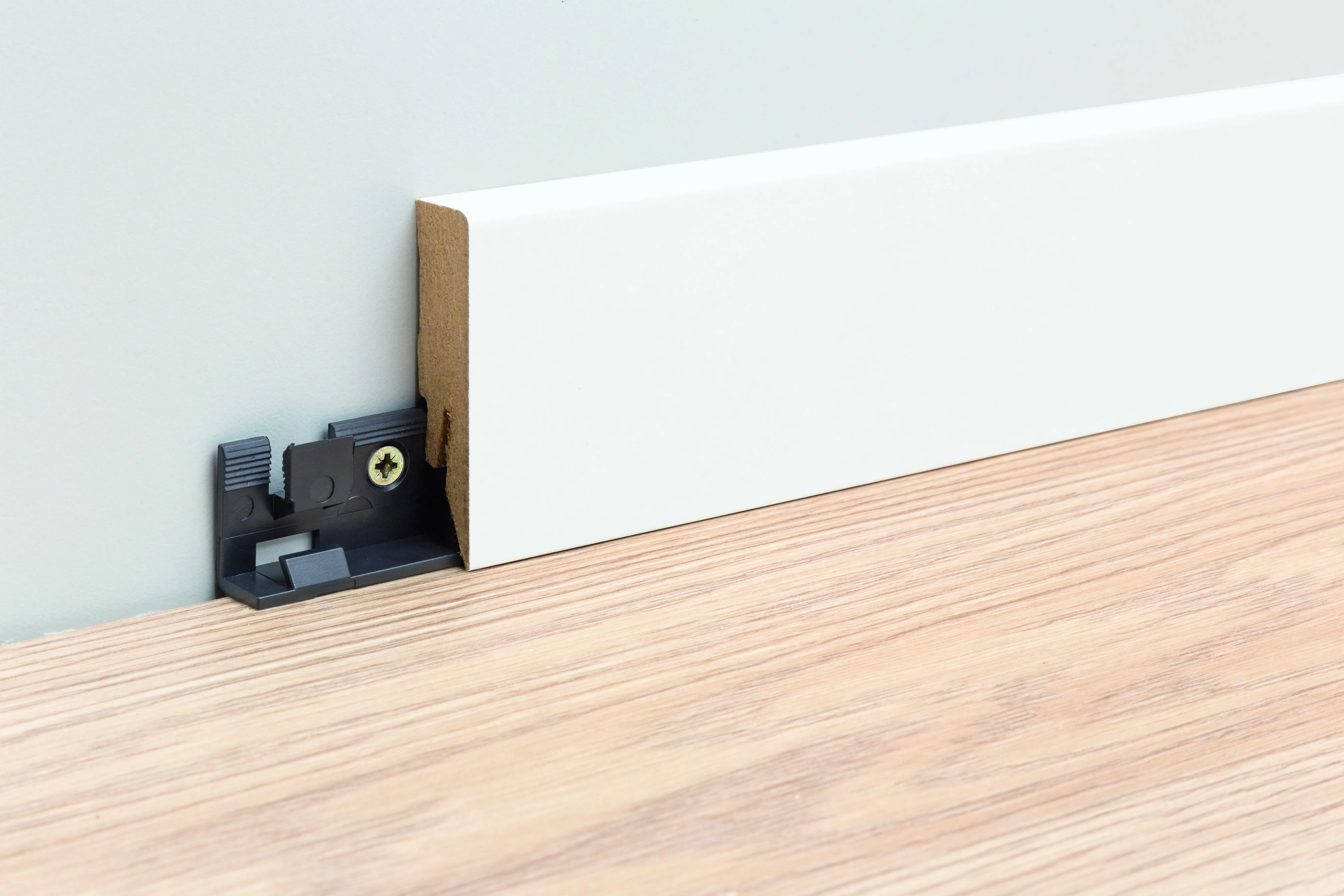 \\Ad.wurzbacher.de\systems\Allgeier\Shopbilder\Boden_Wand_Decke\Egger\2025-01 Egger\02PI_PR_AC_flo_skirting_clip_L201.jpg