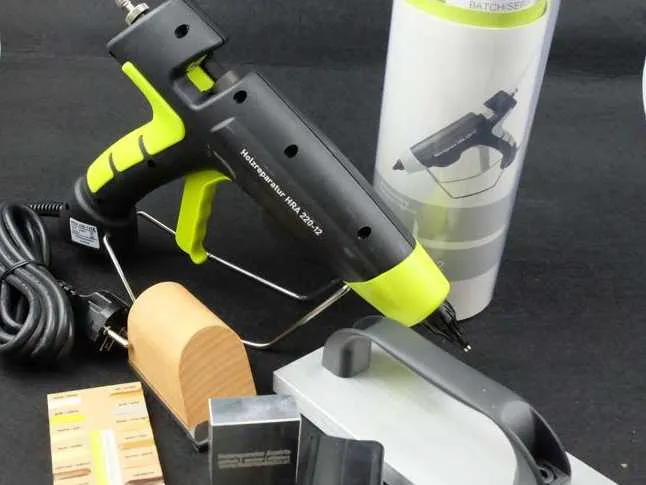 \\Ad.wurzbacher.de\systems\Allgeier\ShopBilder\Farben_Lasuren\Holzreparaturset\Eigenaufn. Holzkoffer Inhalt.jpg