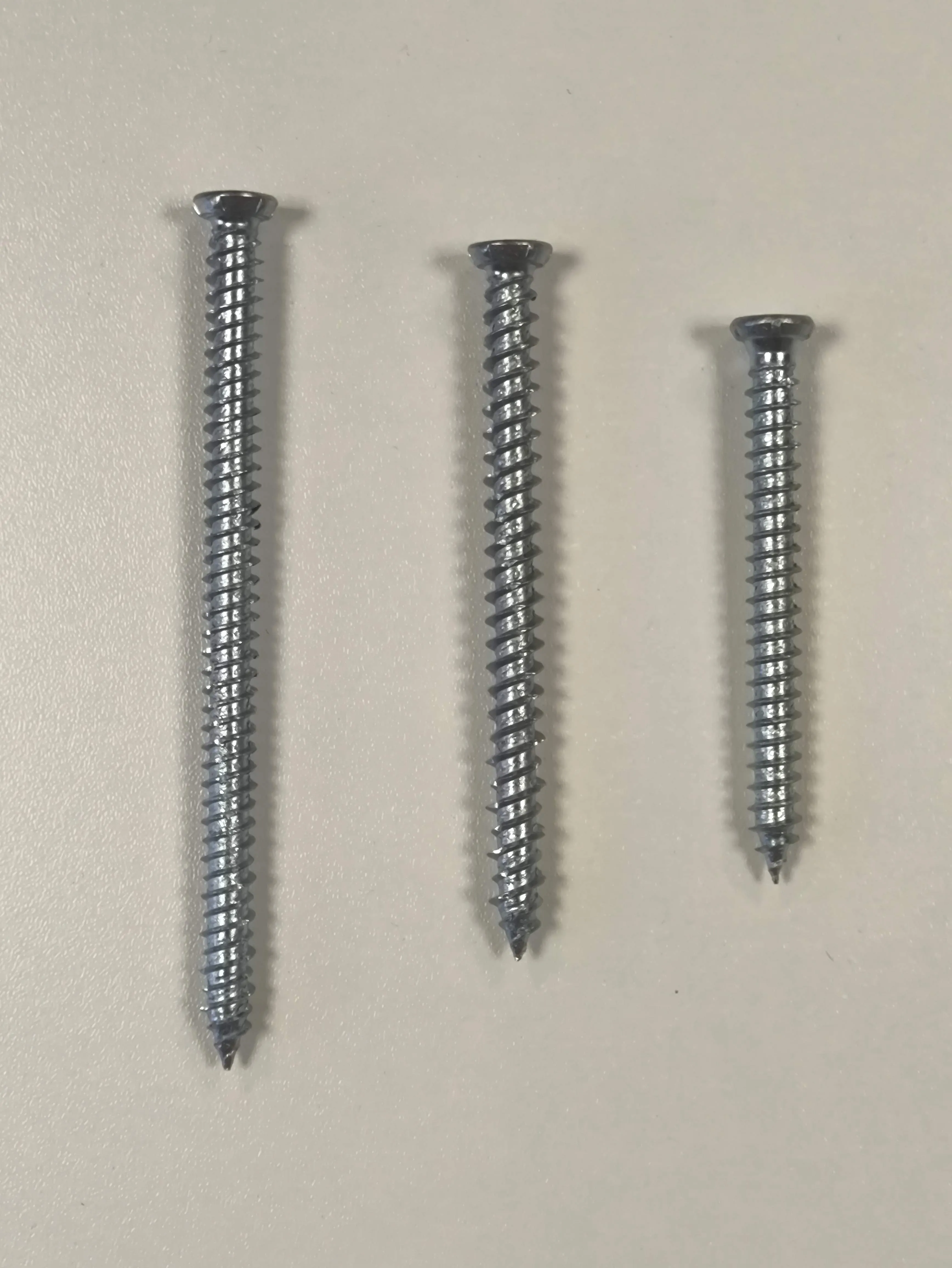 \\Ad.wurzbacher.de\systems\Allgeier\Shopbilder\Eisenteile\Eigenaufnahmen\Fensterrahmenschrauben Kunststoff (1).jpg