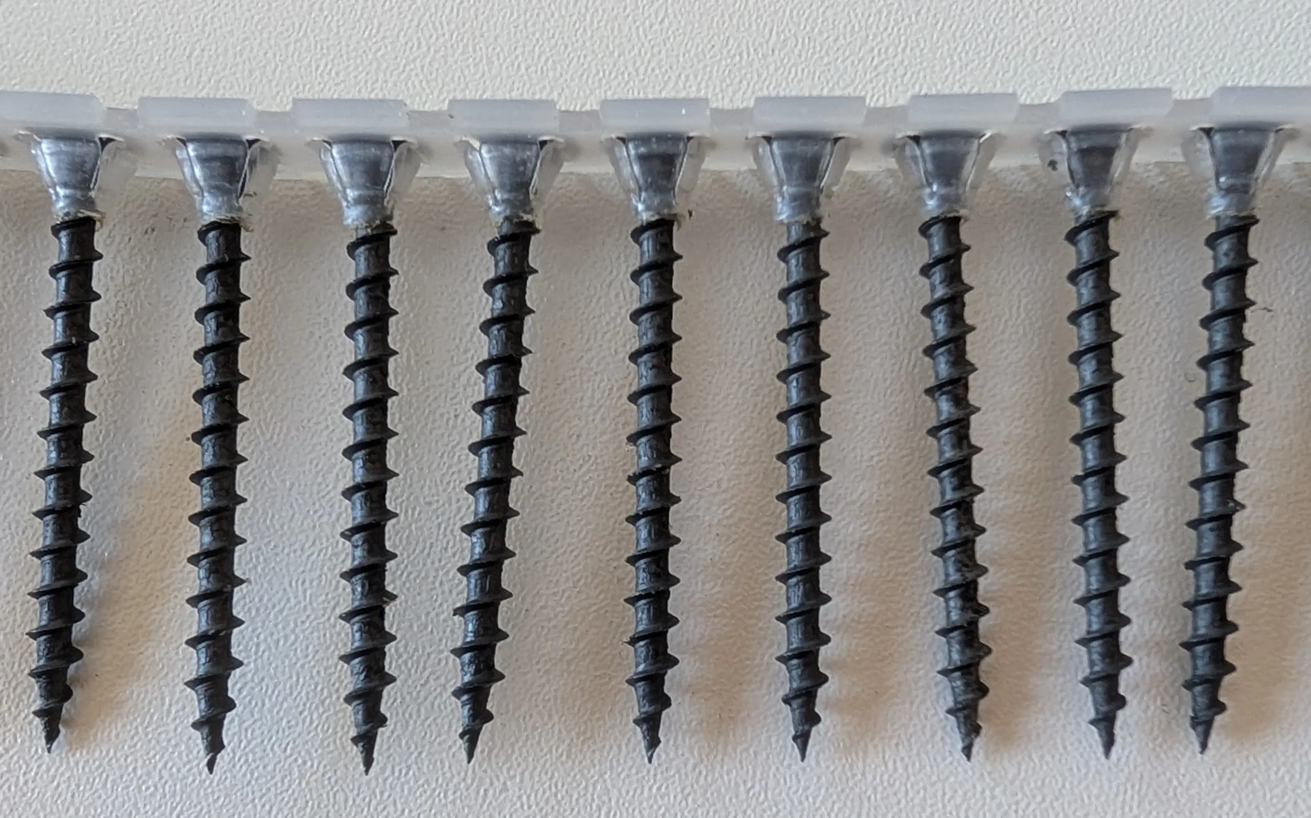 \\Ad.wurzbacher.de\systems\Allgeier\Shopbilder\Eisenteile\Eigenaufnahmen\Schnellbauschrauben Grobgewinde gegurtet, phosphatiert 70860705, 70860707 (2).jpg