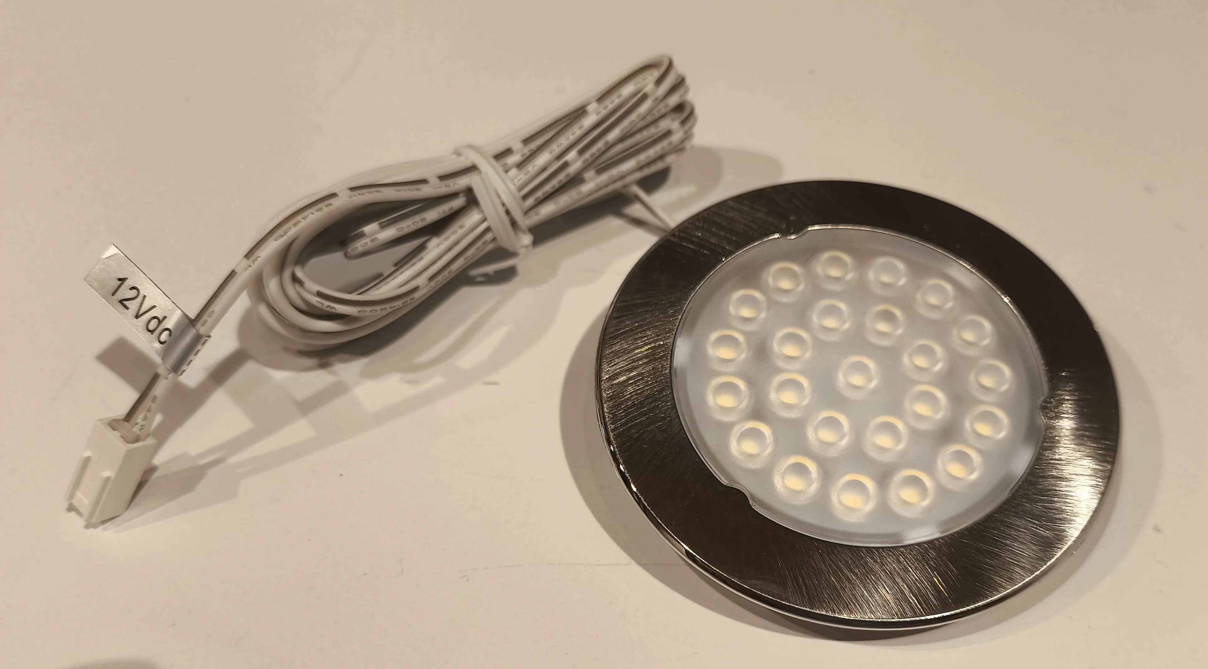 \\Ad.wurzbacher.de\systems\Allgeier\Shopbilder\Beschläge\Eigenaufnahmen\Leuchte Metris.jpg